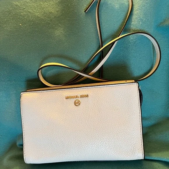 Michael Kors Valerie Cream Crossbody Bag EUC with cute bag charm - Picture 4 of 11